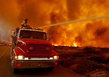 Εκτός ελέγχου μαίνεται πυρκαγιά στη νότια Καλιφόρνια