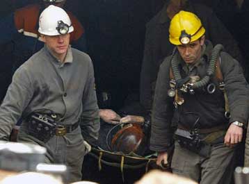 Στην επιφάνεια έξι από τους 46 εγκλωβισμένους Ρώσους ανθρακωρύχους