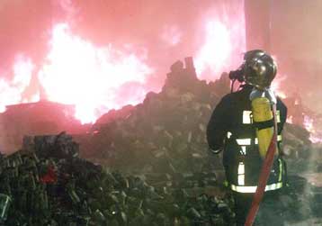 Στάχτη έγιναν δύο σπίτια και μία αποθήκη στη Θάσο εξαιτίας πυρκαγιάς