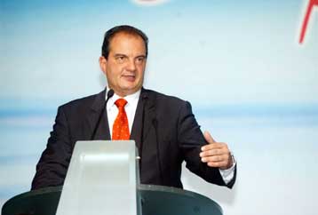 Αιχμάλωτη σε αδιαφανή οικονομικά συμφέροντα η κυβέρνηση κατά τον Κ.Καραμανλή