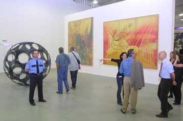 Χιλιάδες επισκέπτες συγκεντρώνει η έκθεση Outlook