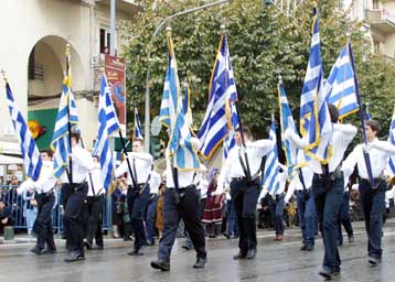 Υπό βροχή η μαθητική παρέλαση για την 28η Οκτωβρίου στη Θεσσαλονίκη