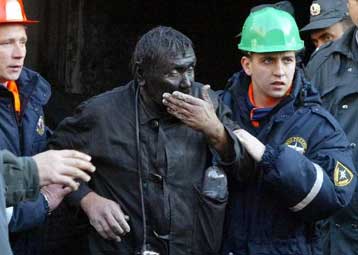 Ύστατες προσπάθειες για τον απεγκλωβισμό των 13 ανθρακωρύχων στη νότια Ρωσία