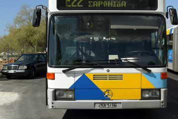 Πέντε ελαφρά τραυματίες από σύγκρουση λεωφορείου με Ι.Χ. αυτοκίνητο στον Αγιο Κοσμά