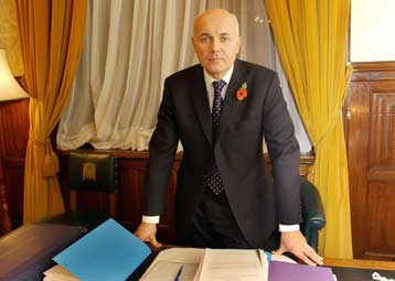 Αντιμέτωπος με πρόταση δυσπιστίας ο ηγέτης των Συντηρητικών Ίαν Ντάνκαν Σμιθ