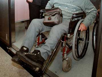 Απροσπέλαστοι για τα άτομα με αναπηρίες πολλοί δημόσιοι χώροι και τα μέσα μεταφοράς