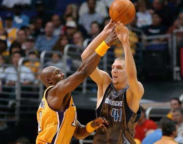 Με το δεξί οι Λέικερς στον μαγικό κόσμο του ΝΒΑ – Νίκη επί των Μάβερικς με 109-93