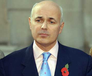 Την πόρτα της εξόδου δείχνουν οι Βρετανοί Συντηρητικοί στον Ίαν Ντάνκαν Σμιθ