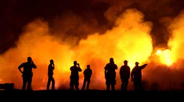 Μάχη σε δέκα πύρινα μέτωπα εξακολουθούν να δίνουν οι πυροσβέστες στην Καλιφόρνια