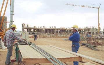 Ισχυρή ανάπτυξη και υψηλό πληθωρισμό προβλέπει η Κομισιόν – «Θρίλερ» με το έλλειμμα