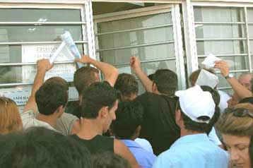 Εγκύκλιο για τη μη απέλαση αλλοδαπών που αναμένουν την άδεια παραμονής προωθεί το ΥΠΕΣ