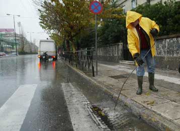«Οχυρώνονται» οι δήμοι του Πειραιά υπό το φόβο πλημμυρών