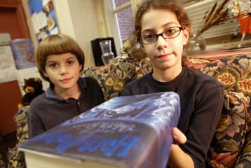 Το τελευταίο βιβλίο του Χάρι Πότερ προκαλεί πονοκέφαλο στους μικρούς αναγνώστες του