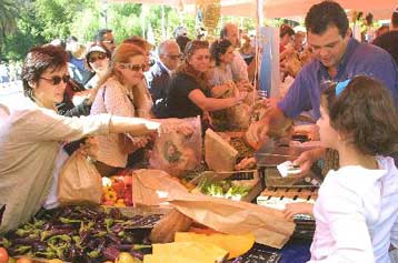 Οκτώ μέτρα για την αναβάθμιση των λαϊκών αγορών – Παρατείνεται το ωράριο λειτουργίας