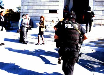 Αναστάτωση από «εισβολή» δύο ατόμων στο Καπιτώλιο με ψεύτικο όπλο