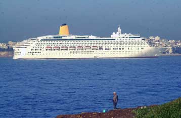 Αναχώρησε το βρετανικό κρουαζιερόπλοιο Aurora αφού έλαβε φαρμακευτική βοήθεια