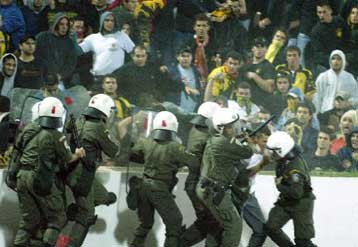 Σειρά μέτρων για την καταπολέμηση της βίας στα γήπεδα παίρνει η Πολιτεία