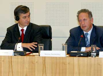 Η Microsoft αποκαλύπτει στην ελληνική κυβέρνηση τον πηγαίο κώδικα των Windows