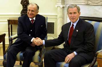 Υποδοχή Ιλιέσκου με τη ρωσική έναντι της ρουμανικής σημαίας στο αμερικανικό Πεντάγωνο