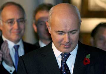 Πίσω από τους Εργατικούς παραμένουν οι Τόρις, παρά την αποχώρηση του Ίαν Ντάνκαν Σμιθ