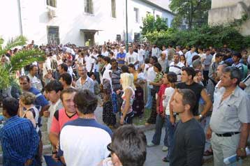 Δεν απελαύνονται οι οικονομικοί μετανάστες που αναμένουν την άδεια παραμονής