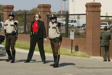 Αναστάτωση από την πρόσκρουση οχήματος σε κτίριο, όπου βρισκόταν ο Τζ.Ο.Μπους