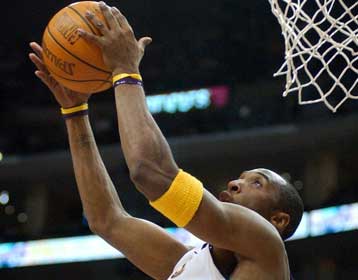 Αποθέωση του Κόμπι Μπράιαντ στην πρώτη του εντός έδρας εμφάνιση με τους Λέικερς