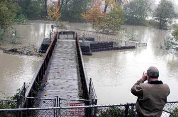 Τουλάχιστον 67 άνθρωποι έχασαν τη ζωή τους από πλημμύρες στη Σουμάτρα της Ινδονησίας
