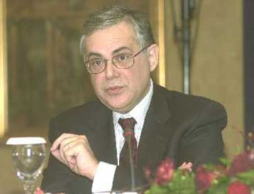 Το σεβασμό του Συμφώνου Σταθερότητας ζητά ο αντιπρόεδρος της ΕΚΤ Λουκάς Παπαδήμος