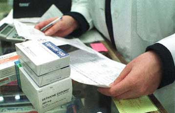 Επτά φαρμακεία σε όλη τη χώρα θα καλύπτουν συνταγές του ΙΚΑ άνω των 300 ευρώ