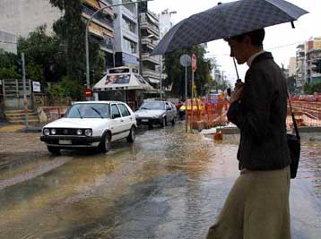 Σοβαρά προβλήματα προκάλεσε η έντονη βροχόπτωση στην Αττική