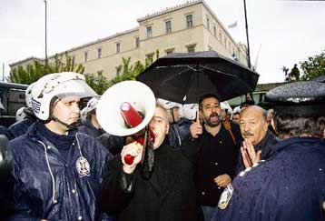 Σχετικά μικρή, λόγω της βροχής, η συγκέντρωση της ΑΔΕΔΥ στην Αθήνα