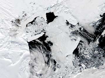 Το μεγαλύτερο παγόβουνο του κόσμου κόπηκε στα δύο