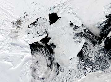 Το μεγαλύτερο παγόβουνο του κόσμου κόπηκε στα δύο