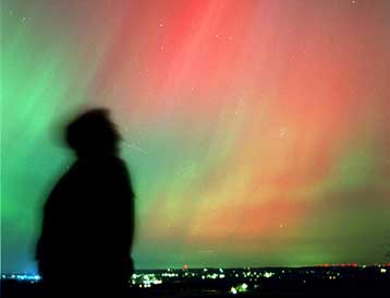 Τρεις ακόμα ηλιακές εκλάμψεις εκτοξεύουν φορτισμένα σωματίδια στο Διάστημα