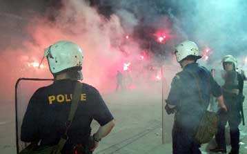 Αυστηρή προειδοποίηση της UEFA προς την ΕΠΟ για τα επεισόδια στα γήπεδα