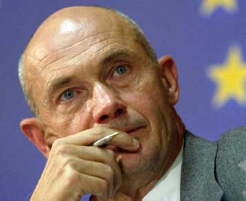 Με εμπορικά αντίμετρα προειδοποιεί τις ΗΠΑ η Ευρωπαϊκή Ένωση