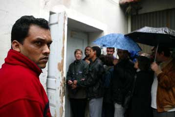 Συντηρητικοί εμφανίζονται οι Έλληνες σε έρευνα του ΕΚΚΕ