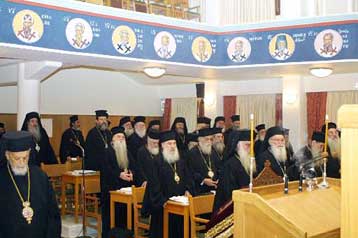 Κρίσιμες ώρες στις ταυτόχρονες συνεδριάσεις των ιεραρχικών Συνόδων σε Αθήνα και Φανάρι