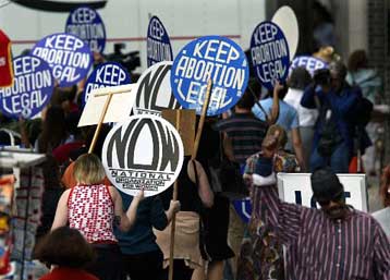 Έντονες αντιδράσεις στις ΗΠΑ για το νέο νόμο περιορισμού των αμβλώσεων