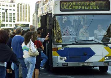 «Έξυπνες στάσεις» θα ενημερώνουν από τον Απρίλιο για το χρόνο άφιξης των λεωφορείων