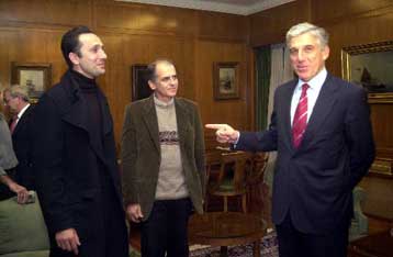 «Μετάθεση» των «Γενναίων της Σαμοθράκης» στο… γραφείο του υπουργού Εθνικής Αμυνας