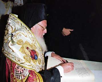 Εν αναμονή της απάντησης Βαρθολομαίου μετά τη «νίκη» Χριστόδουλου στην Ιεραρχία