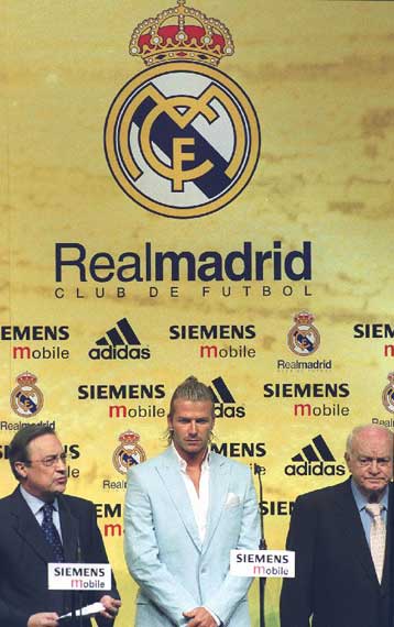 O «βασιλιάς» Ντέιβιντ Μπέκαμ στην αγκαλιά της «βασίλισσας»