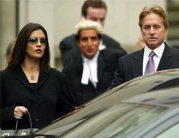 Μικρή αποζημίωση στους Τζόουνς – Ντάγκλας για την εισβολή παπαράτσι στο γάμο τους