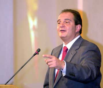 Σε δημόσιο διάλογο εφ όλης της ύλης κάλεσε τον πρωθυπουργό ο Κώστας Καραμανλής