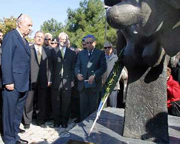 Στεφάνι στο μνημείο του εβραϊκού Ολοκαυτώματος της Θεσσαλονίκης κατέθεσε ο Σιμόν Πέρες