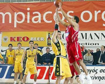 Με «τρίποντη βόμβα» Χαρίση ο Ολυμπιακός 66-63 την ΑΕΚ-Νίκες για ΠΑΟ και Μακεδονικό