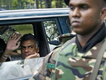 Προσφυγή στις κάλπες ζητά ο πρωθυπουργός της Σρι Λάνκα για την έξοδο από την κρίση