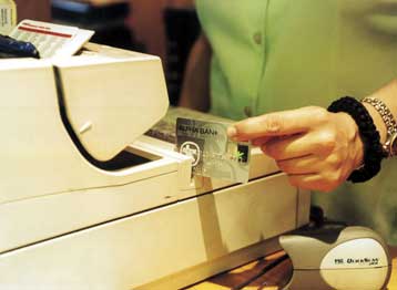 Αυξάνονται τα περιστατικά απάτης μέσω πιστωτικών καρτών